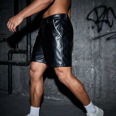 Schwarze Nightshift Shorts in Bewegung, Seitenansicht am Model