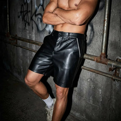 Schwarze Nightshift Shorts, Seitenansicht am Model