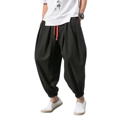 Schwarze Loose Groove Haremhose zu weißem Shirt, Vorderansicht am Model