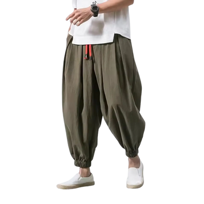 Grüne Loose Groove Haremhose zu weißem Shirt, Vorderansicht am Model