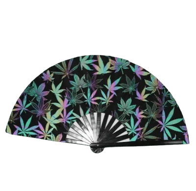Mary Jane XXL Rave-Fächer, schwarz mit reflektierendem Blätter-Motiv, aufgeklappt