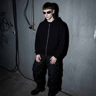 Silberne SonicVision Schnelle Brille am Model mit Zip-Hoodie, Ganzkörperansicht 