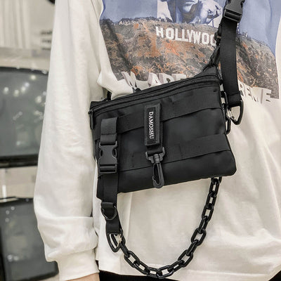 Schwarze MoveMate Tasche umgehängt über weißem Longsleeve, am Model