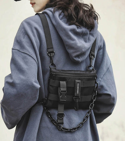 Schwarze MoveMate Tasche auf dem Rücken getragen, Rückansicht am Model