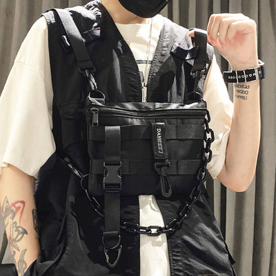 Schwarze MoveMate Tasche als Brusttasche mit Kette getragen, am Model