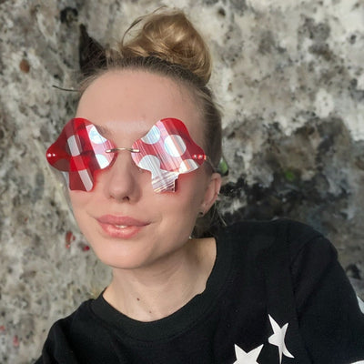Rote Mushroom Pilz Brille am Model, Vorderansicht