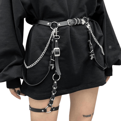 Schwarzer Noir Style Gürtelrock mit silbernen Ketten und Beinriemen über schwarzem Oversize-Shirt, am Model