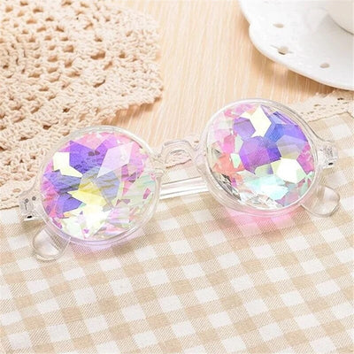 Transparente Kaleidoskop Brille mit bunten Facettengläsern, Flatlay