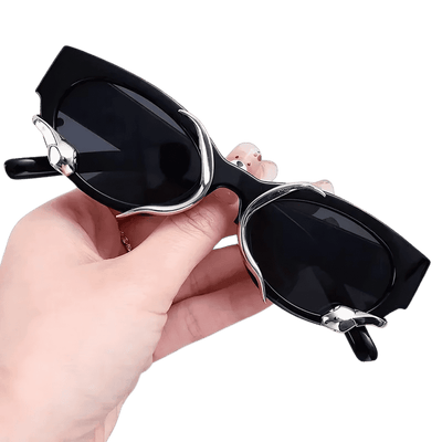 Schwarze Rave Python Brille mit silberner Schlange, in der Hand gehalten