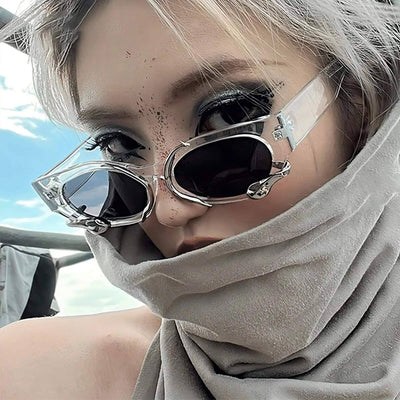 Transparente Rave Python Brille am Model mit Tuch um den Hals