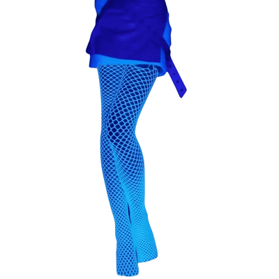 RaveGlow Neonblaue Netzstrumpfhose unter Schwarzlicht, Seitenansicht am Model
