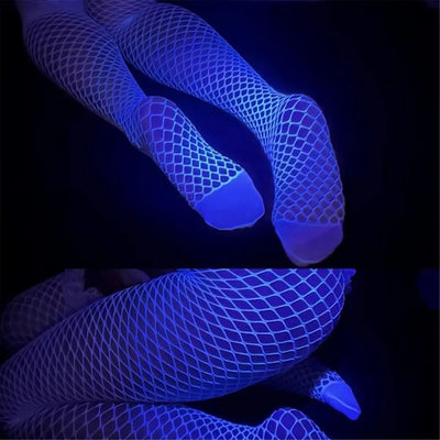 RaveGlow Neonblaue Netzstrumpfhose, Detail des Netzes an den Beinen unter Schwarzlicht