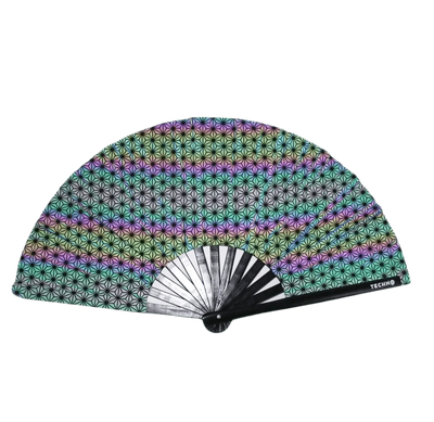 RaveGlow XXL Rave-Fächer mit reflektierendem Regenbogen-Muster, aufgeklappt, Vorderansicht