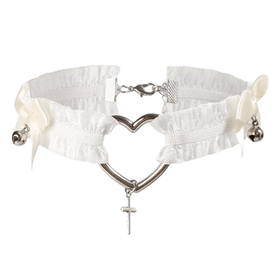 Weißes Herz Strumpfband mit Rüschen und silbernem Herz mit Kreuzanhänger, Flatlay