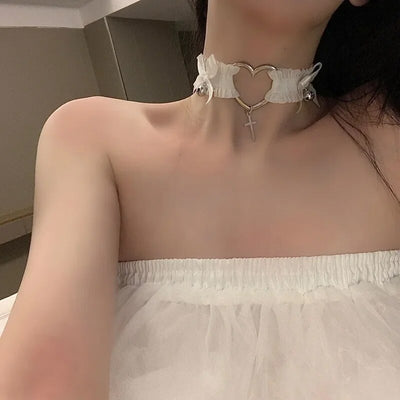 Weißes Herz Strumpfband als Choker am Hals getragen, am Model