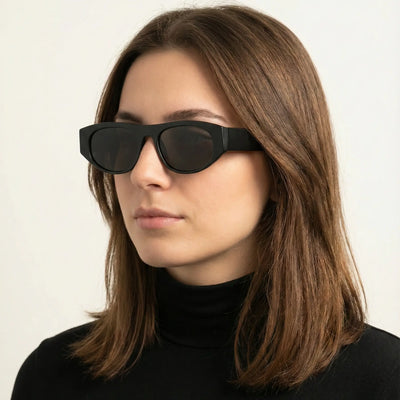 Schwarze Shadow Curve Shades am Model, Seitenansicht