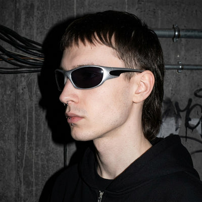 Silberne SonicVision Schnelle Brille am Model, Seitenansicht 