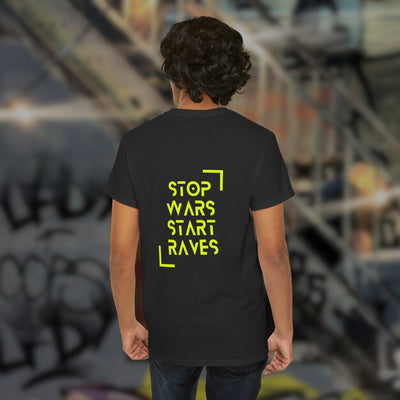 Schwarzes Stop Wars Start Raves T-Shirt am Model, Rückansicht