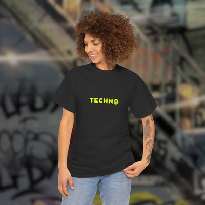 Schwarzes Stop Wars Start Raves T-Shirt am weiblichen Model, Vorderansicht