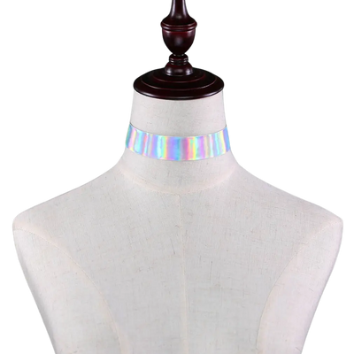 Holografischer Choker an einer Schneiderpuppe, Vorderansicht