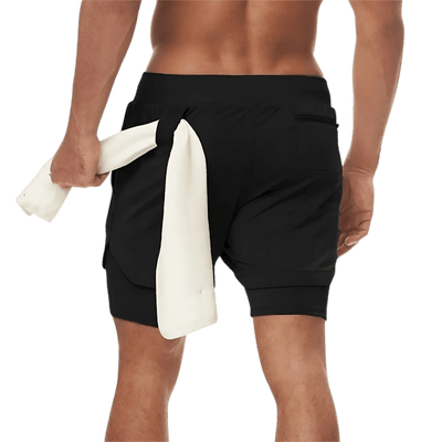 Schwarze Techno Master Herren-Shorts mit Handtuch in der Halterung, Rückansicht am Model