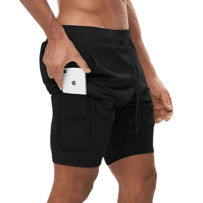 Schwarze Herren-Shorts mit Handy in der Innentasche, Seitenansicht am Model