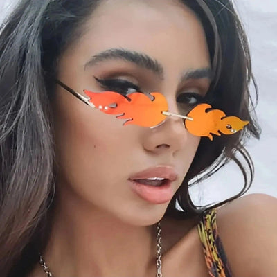 Orange Flammen-Sonnenbrille am Model, Nahaufnahme