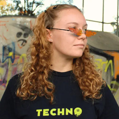 Orange Flammen-Sonnenbrille am Model mit Techno-Shirt, Seitenansicht