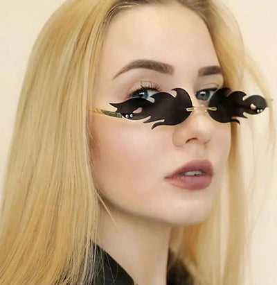 Schwarze Flammen-Sonnenbrille am Model, Nahaufnahme