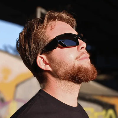 Schwarze TurboBeat Schnelle-Brille am Model, Seitenansicht