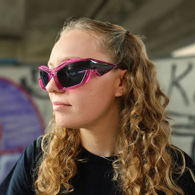 Lila TurboBeat Schnelle-Brille am Model, Seitenansicht