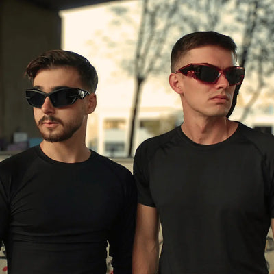 TurboBeat Schnelle-Brille in Schwarz und Lila an zwei Models