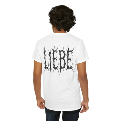 Weißes Liebe brennt T-Shirt am Model, Rückansicht 