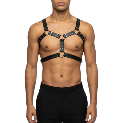 Schwarzer Titan Edge Männer Harness mit Nieten, Vorderansicht am Model