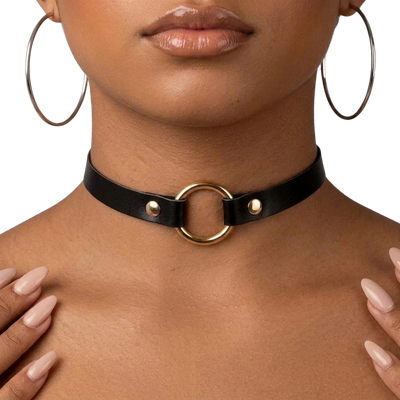 Schwarzer Choker Golden Circle mit goldenem Ring, Nahaufnahme am Model