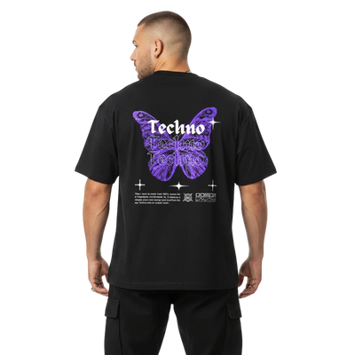 Schwarzes Techno Butterfly Oversize T-Shirt mit lila Schmetterlings-Print, Rückansicht am Model
