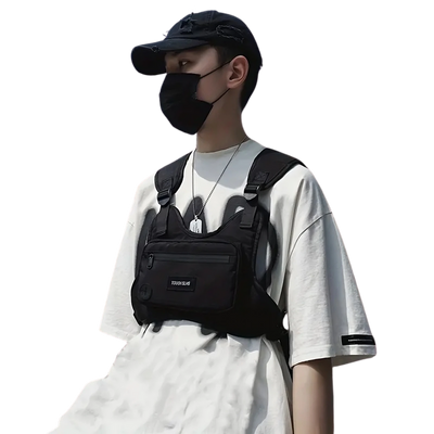 Schwarze Tactical Crossbody Brusttasche über weißem Shirt, Seitenansicht am Model