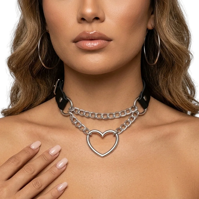 Love Beat Choker mit silbernem Herz und doppelter Kette, Nahaufnahme am Model