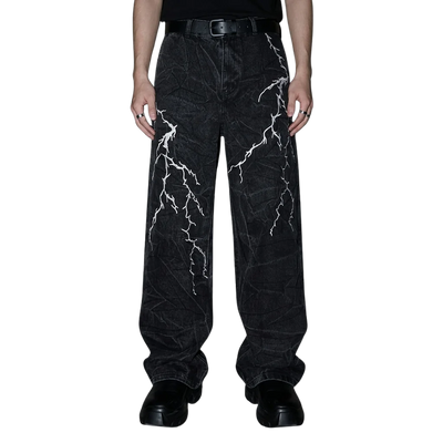 Schwarze Acid-Wash Electric Storm Hose mit weißem Blitzprint, Vorderansicht am Model