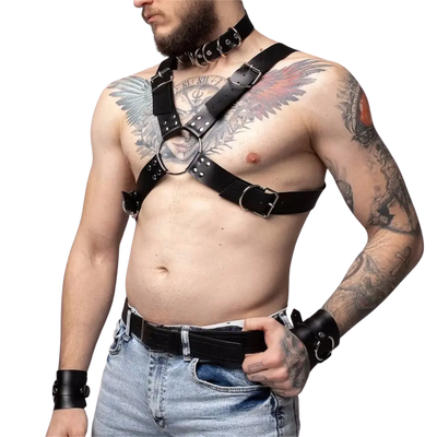 Schwarzes Iron Pulse Harness zu Jeans, Vorderansicht am Model