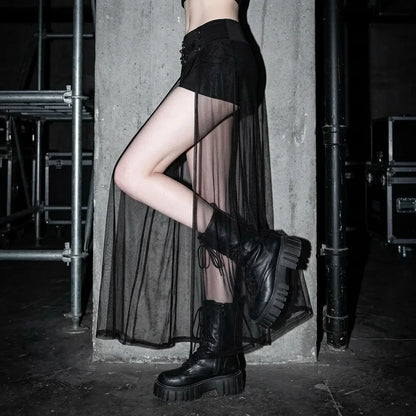 Dusk Mesh Rock seitlich, Model lehnt an Wand, schwarze Stiefel, Rave Style