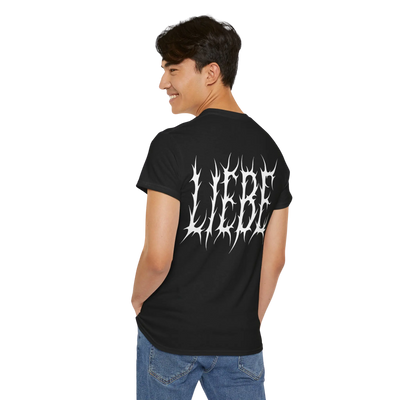 Schwarzes Liebe brennt T-Shirt am Model, Dreiviertel-Rückansicht 
