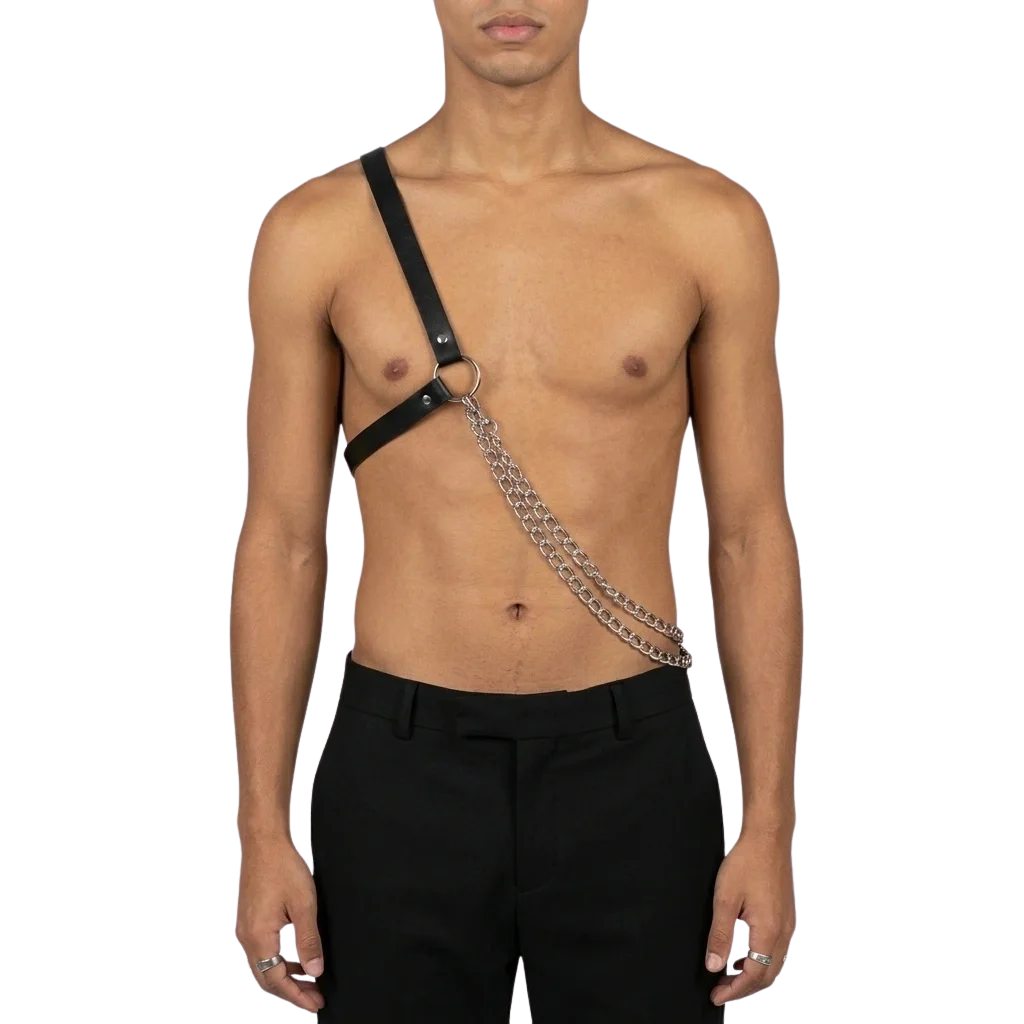 Schwarzer Chain Warrior Harness mit Kette über der Brust, Vorderansicht am Model