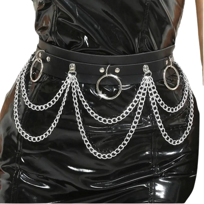 Schwarzer Techno Chain Belt, Detail am Model über glänzendem Kleid