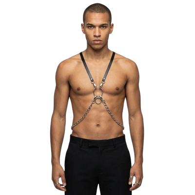 RaveMaster Harness mit Ketten und Ring, Vorderansicht am Model