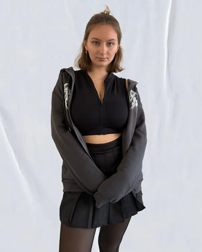 Offener dunkelgrauer Gothic Rave Hoodie über Crop-Top, Vorderansicht am Model