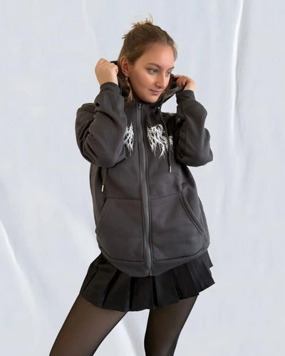 Dunkelgrauer Gothic Rave Hoodie mit Kapuze zu Faltenrock, am Model