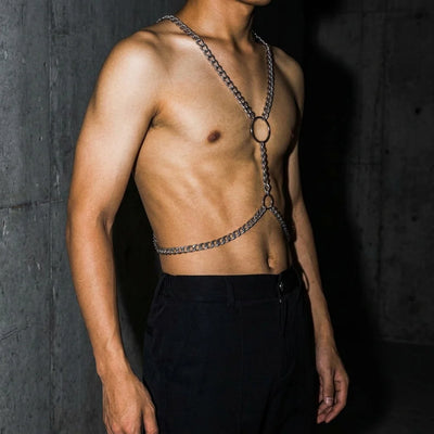Silberne MetroPunk Body Chain, Seitenansicht schräg am Model
