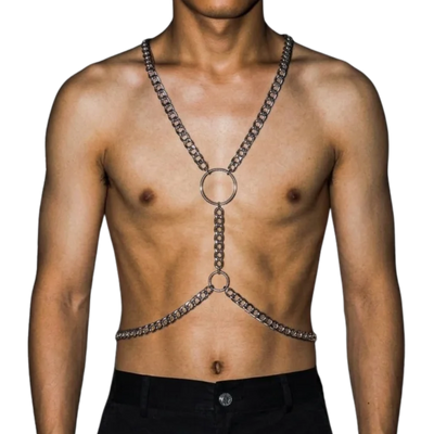 Silberne MetroPunk Brustkorb Body Chain, Vorderansicht am männlichen Model