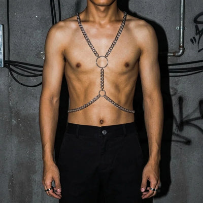 Silberne MetroPunk Body Chain vor Betonwand, Vorderansicht am Model